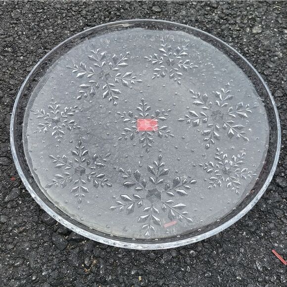 New Celebrations by Mikasa Winter Flurries Collection snowflake platter - Picture 10 of 12